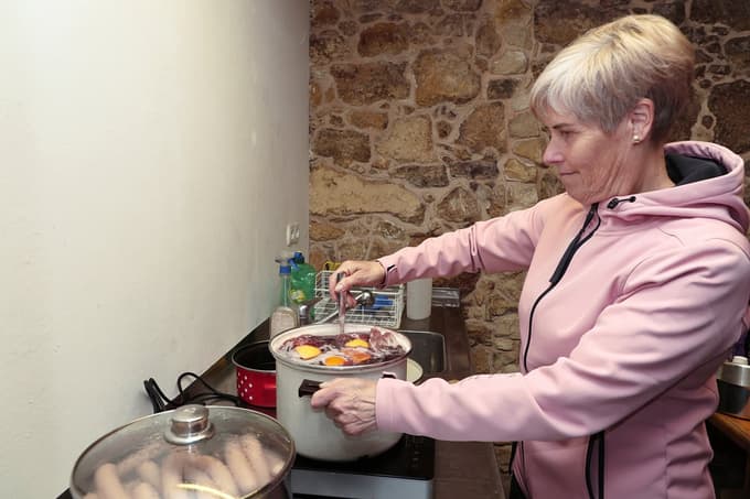 Za kuhano vino poskrbi Irena Fekonja.