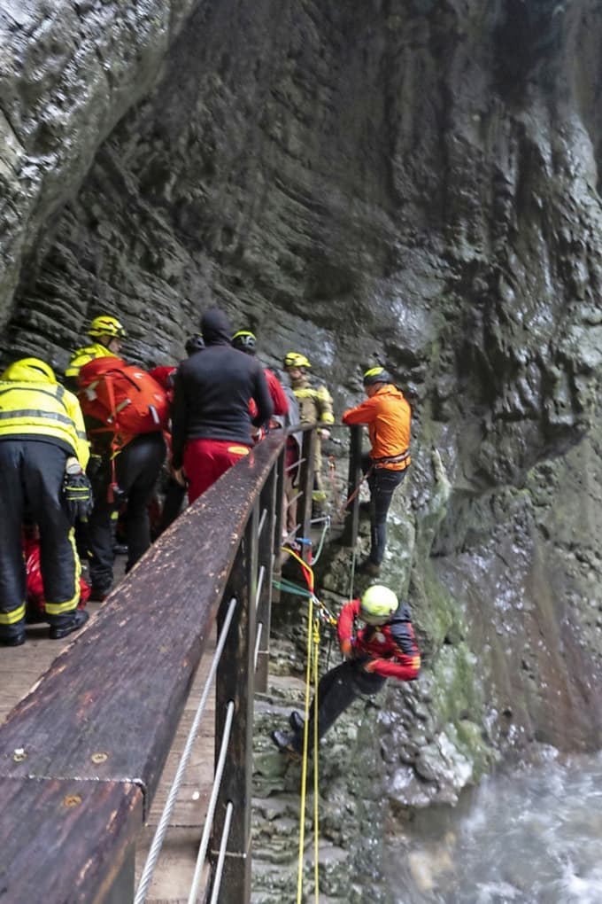 (FOTO) Preprečili tragedijo: Mladenič želel zaplavati pod slapom, tok ga je že začel nositi proti skalam ...
