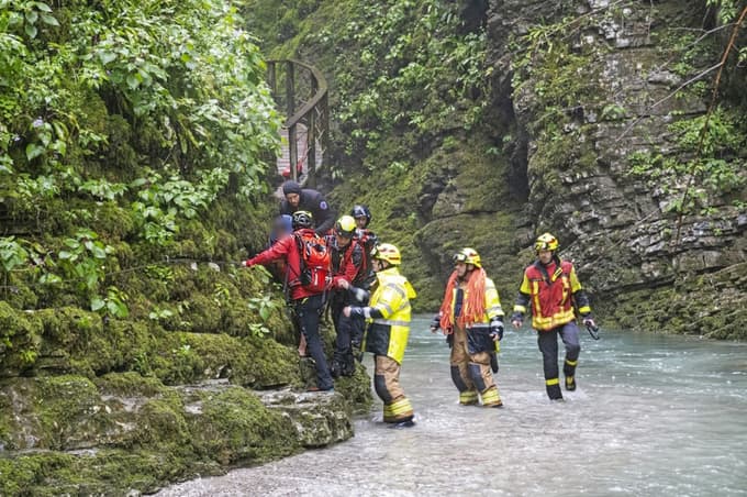 Reševalcem je na pomoč priskočil kajakaš in s kajakom prepeljal fanta čez tolmun.