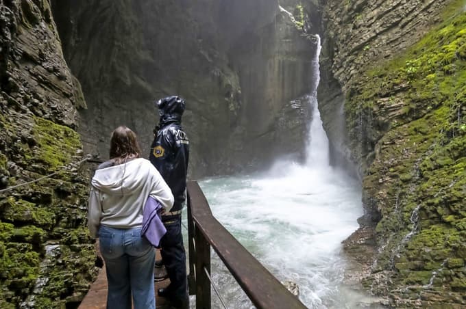 (FOTO) Preprečili tragedijo: Mladenič želel zaplavati pod slapom, tok ga je že začel nositi proti skalam ...