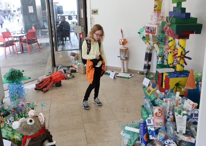 (FOTO in VIDEO) Ko smeti postanejo umetnost: Domiselne skulpture, ki so jih sestavili mariborski osnovnošolci