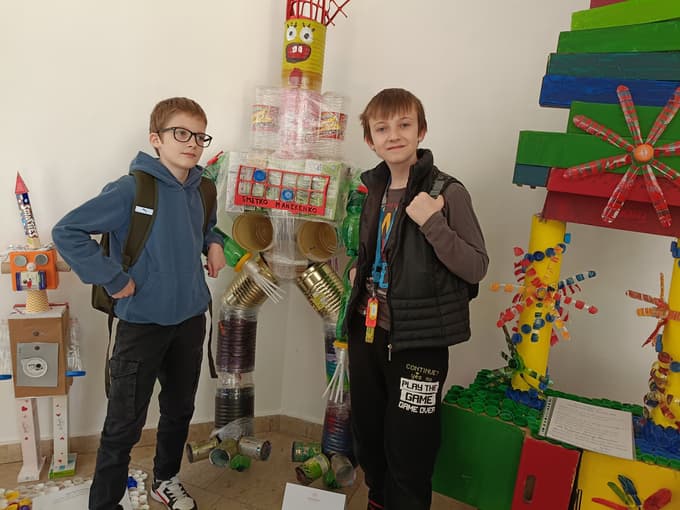 Aleksander in Rene ob smetku manekenku.