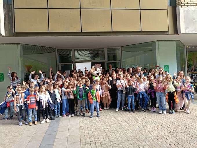 (FOTO in VIDEO) Ko smeti postanejo umetnost: Domiselne skulpture, ki so jih sestavili mariborski osnovnošolci