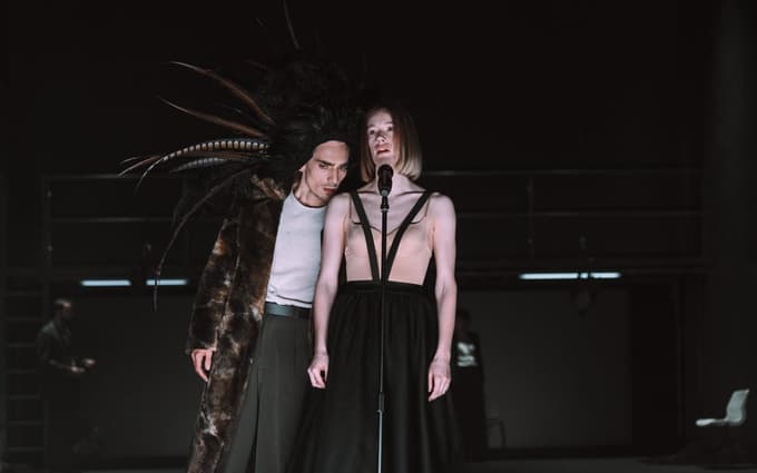 Igrajo še Branko Šturbej, Petja Labović, Julija Klavžar, Minca Lorenci in Blaž Dolenc. 