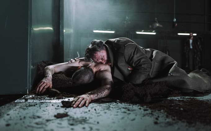 Dramo je po motivih Fedre Jeana Racina in Seneke, Evripidovega Hipolita in Ognjev Marguerite Yourcenar priredil Tibor Hrs Pandur, ki je tudi dramaturg uprizoritve. 