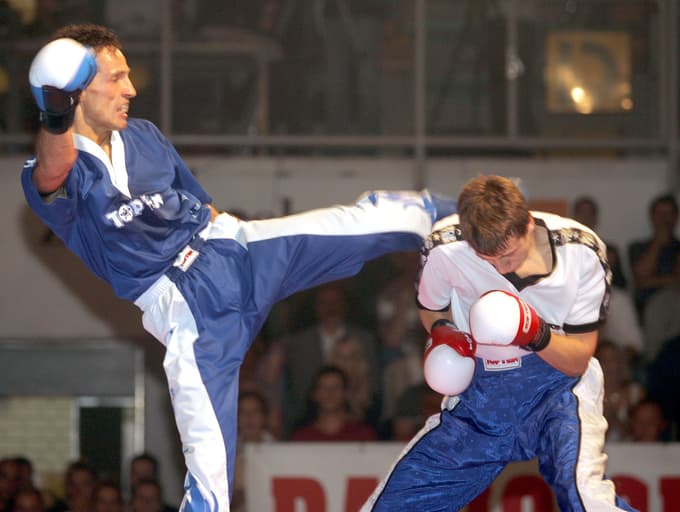 9. oktober 2004, Maribor - Zadnji nastop najuspešnejšega slovenskega tekmovalca v tekvondoju in kikboksu Tomaža Barade. Barada je branil naslov poklicnega kikboksarskega svetovnega prvaka združenja Wako pro v kategoriji do 63 kg. Tomaž Barada (levo) in Kamel Bacha