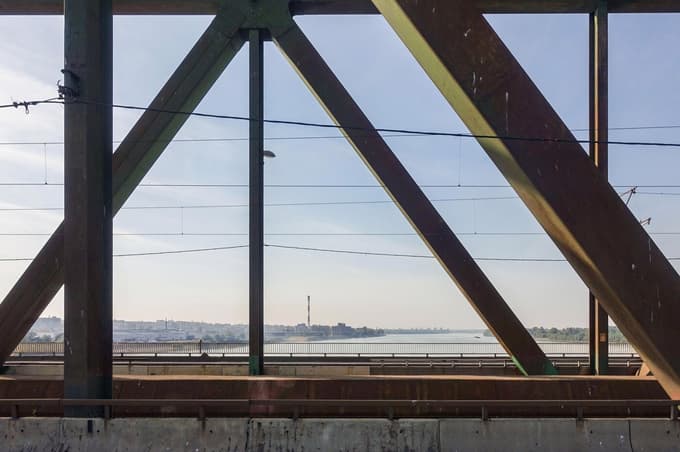 V srbski rafineriji na Donavi prišlo do razlitja nafte