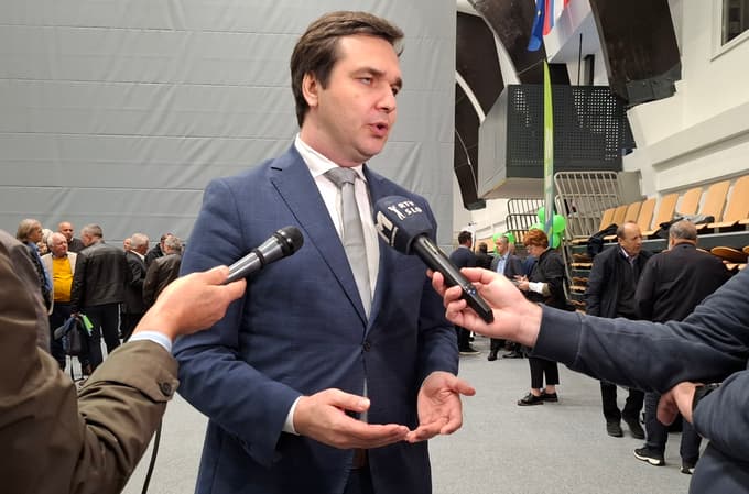 Dosedanji predsednik Marko Balažic je stranko opisal kot "izčrpano od notranjih sporov".