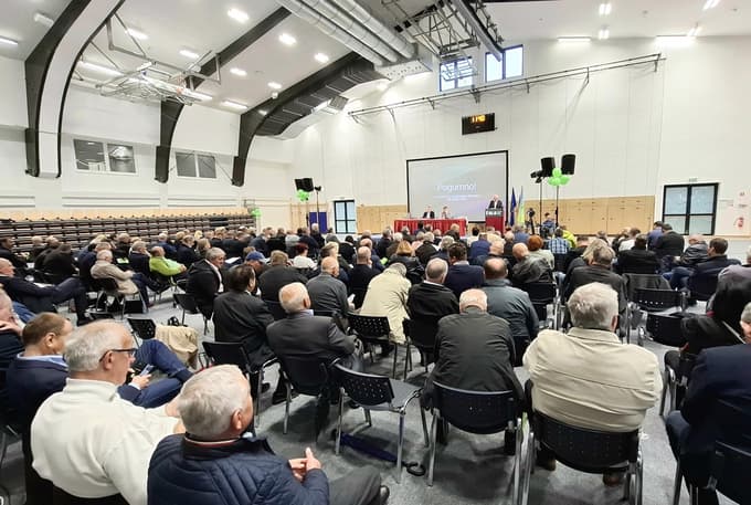 Izredni kongres SLS se je odvil v Športni dvorani Slovenska Bistrica