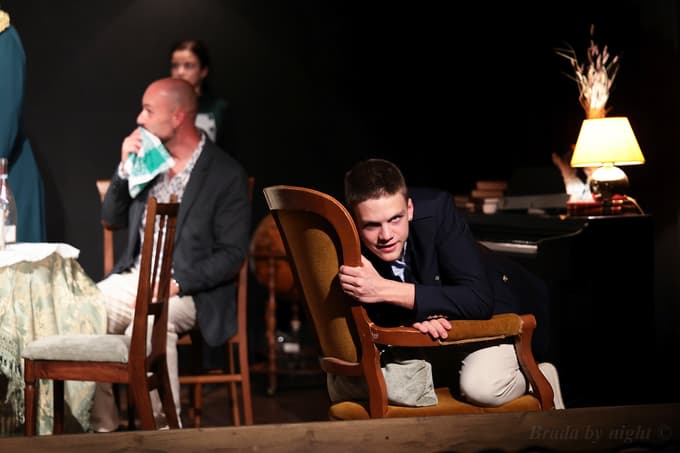 Meščanska drama je neusmiljena kritika sistemov in institucij. V ospredju je odličen mladi igralec Janez Ivačič.