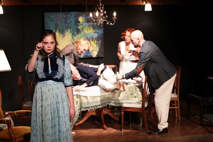 Osrednji dogodek predstave je praznovanje rojstnega dneva 9-letnega dečka, ki gre zelo po zlu.