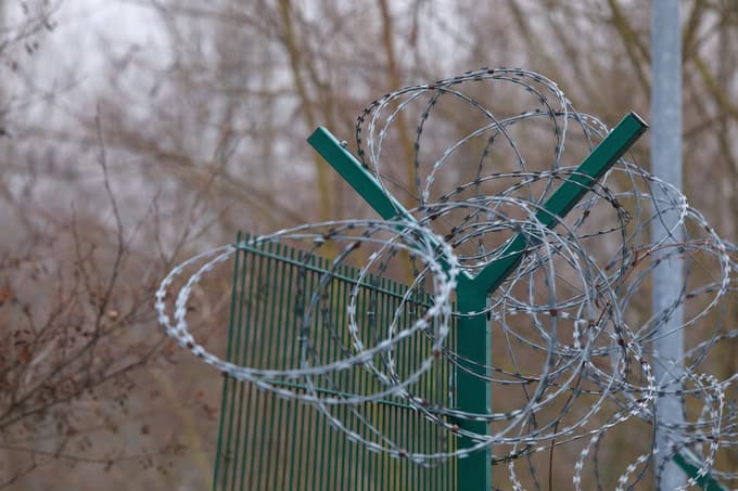 Leta 2022 je bilo na meji s Hrvaško postavljenih 51 kilometrov rezilne žice in 143 kilometrov panelne ograje.