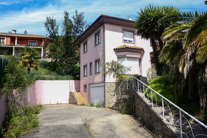 (FOTO) V Španiji iz hiše groze rešili tri dečke: Več kot 1200 dni niso videli sonca, spali so v posteljah z rešetkami