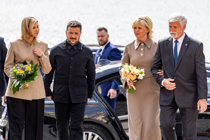 Na obisku ga spremlja soproga Olena.