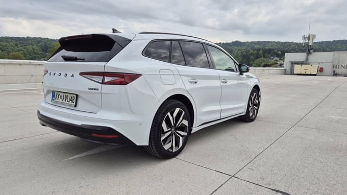 Električna različica kodiaqa se tudi cenovno, ko se odštejejo subvencije, praktično enači s svojim klasičnim "polbratom".