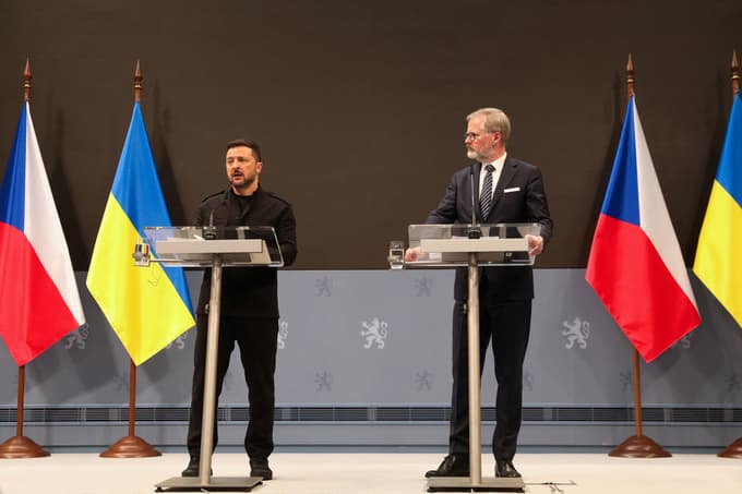 Zelenski v Pragi: Češka namerava usposabljati ukrajinske vojaške pilote