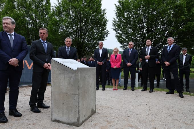 (FOTO) V Mariboru položili temeljni kamen za superračunalnik