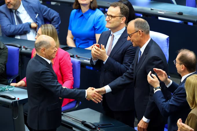 Med prvimi mu je čestital zdaj že nekdanji kancler Olaf Scholz. 