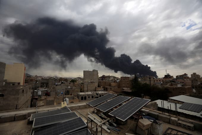 (FOTO) Izraelska vojska v Jemnu napadla elektrarne in letališče. Napadli so letalske steze, letala in infrastrukturo