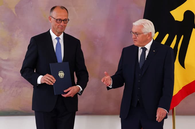 Mandat za sestavo vlade mu je podelil nemški predsednik Frank-Walter Steinmeier.  