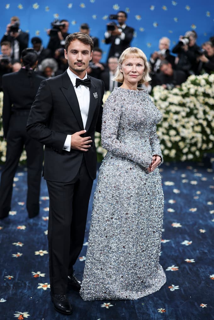 Brandon Thomas Lee in njegova mama Pamela Anderson na rdeči preprogi letošnje Met Gale.