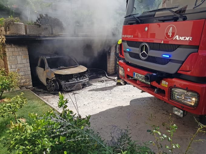 Uničeno toyoto so odpeljali, lastniki pa so morali garažo, na kateri je počila plošča, porušiti in postaviti novo.