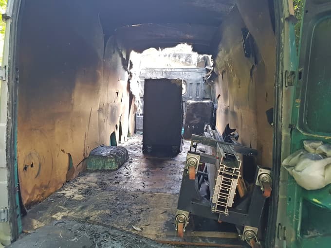 (FOTO) Zdravnici zažgal avto, glasbenikom kombi: "Oprostite, gospa, ni se vam treba bati, ni bilo planirano"