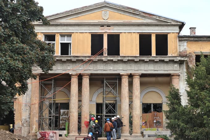 (FOTO) Poglejte, kako poteka prenova Langerjeve vile: Kaj so odkrili?