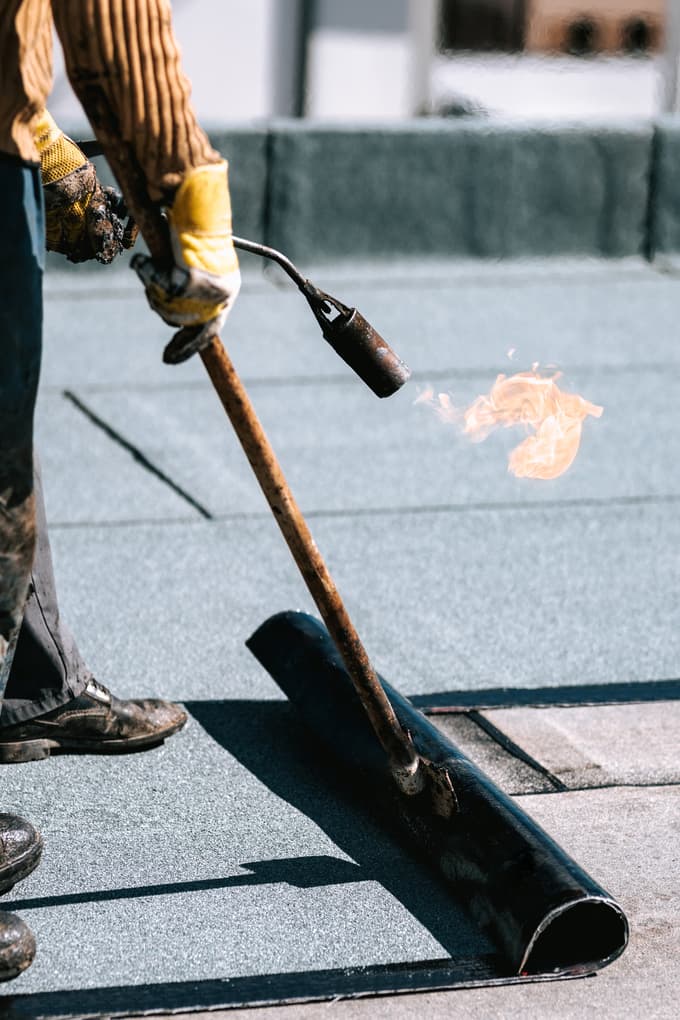 Kompaktni bitumenski strešni sistemi mehansko ščitijo osnovni sloj strehe, podaljšujejo njeno obstojnost in poleti znižujejo površinsko temperaturo zaradi izhlapevanja vode.