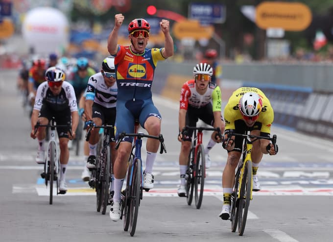 Mads Pedersen je bil zelo ponosen, ko je po drugi zmagi na italijanski pentlji prvič v karieri oblekel majico vodilnega na tritedenskih dirkah.