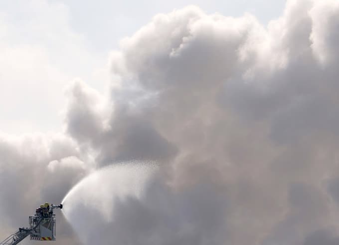 (FOTO in VIDEO) Strupeni oblak: V Kataloniji 160.000 ljudi pozvali, naj ostanejo v zaprtih prostorih