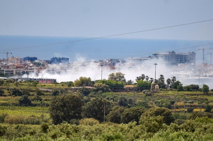 (FOTO in VIDEO) Strupeni oblak: V Kataloniji 160.000 ljudi pozvali, naj ostanejo v zaprtih prostorih