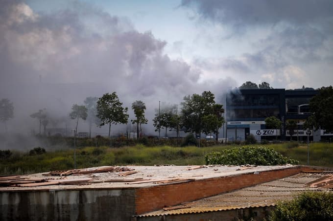 (FOTO in VIDEO) Strupeni oblak: V Kataloniji 160.000 ljudi pozvali, naj ostanejo v zaprtih prostorih