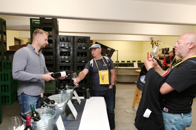 (FOTO) Vodole vabijo tudi danes na sprehod med vinskimi kletmi in pokušino. Poglejte, kako je bilo včeraj