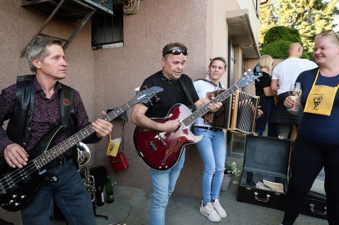 Tudi za glasbo je poskrbljeno.