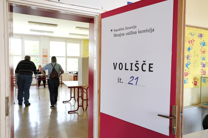 Na Osnovni šoli Breg na Ptuju sta dve volišči. Dopoldne prihajajo predvsem starejši volivci.