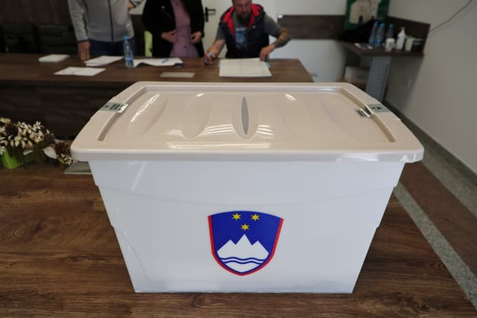 (FOTO) Utrip na voliščih: "Do konca nisem vedela, ali bi bila za ali proti"