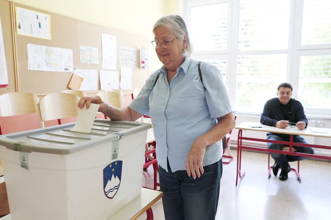 (FOTO) Utrip na voliščih: "Do konca nisem vedela, ali bi bila za ali proti"