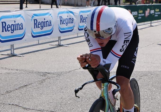 Joshua Tarling je v kronometru dirke po Združenih arabskih Emiratih premagal Taeja Pogačarja, zdaj je Primoža Rogliča.