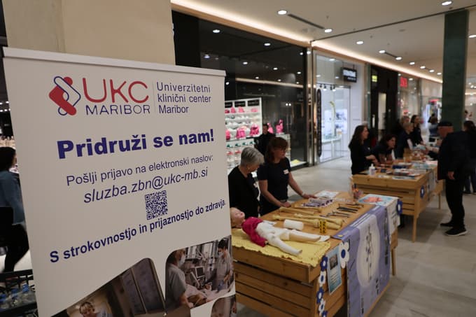 Na travmatološki stojnici z lutko prikazujejo, kako oskrbijo otroka z zlomom stegnenice