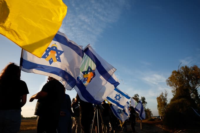 (FOTO) Hamas izpustil izraelskega vojaka z ameriškim državljanstvom, zadnjega preživelega ameriškega talca