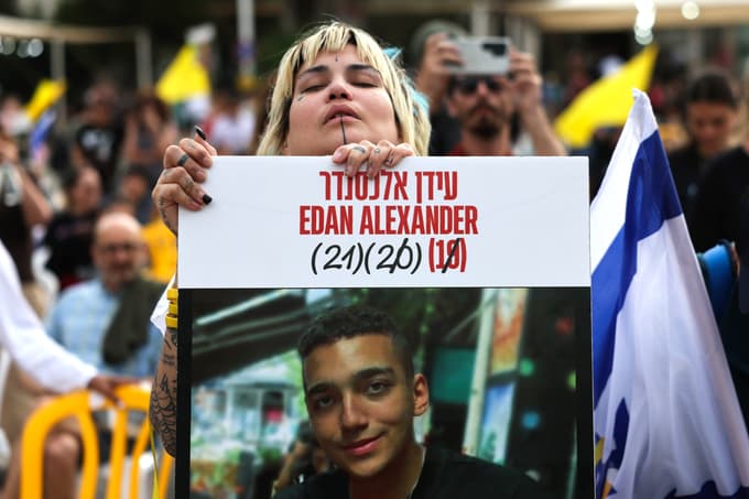 (FOTO) Hamas izpustil izraelskega vojaka z ameriškim državljanstvom, zadnjega preživelega ameriškega talca