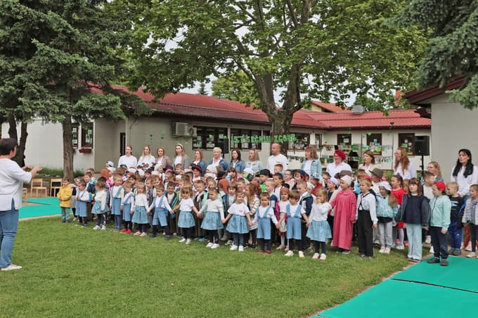 "Živel je majhen ciciban, je v vrtec hodil dan na dan, je ljubil vse kar je lepo in s prijatelji skrbel za to," so skupno pesmijo Eko himna vrtca - Mali ekologi zapeli otroci.