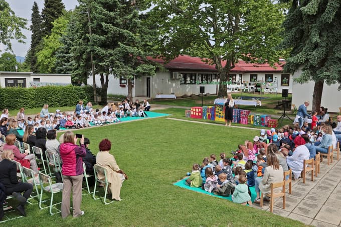 Za 350 otrok skrbi predana ekipa 78 zaposlenih – srce in moč vrtca. 