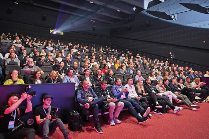 Konference se udeležuje okoli 1100 obiskovalcev, polovica je ustanoviteljev startupov. Okoli 160 je investitorjev. 