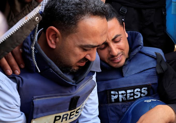 Skoraj polovica vseh ubitih novinarjev, je umrla v Gazi. Žalovanje za palestinskim novinarjem Hasanom Aslihom, ki je umrl v izraelskem zračnem napadu.