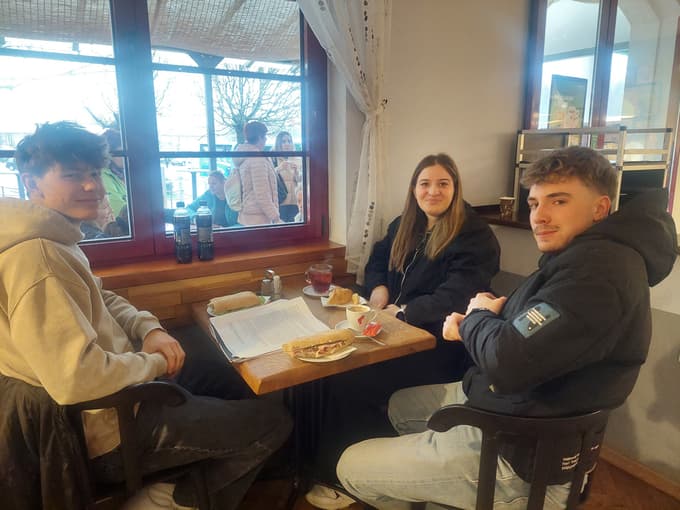 Ane-Marie, Marsel in Jan so več mesecev skupaj raziskovali zgodovino zahodne meje 20. stoletja.