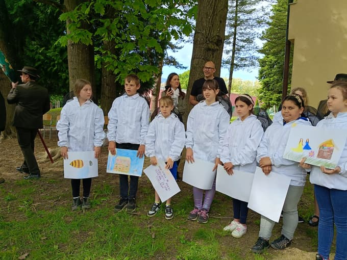 Čebelarski krožek obiskuje osem učencev četrtega razreda.
