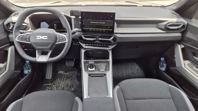 V notranjosti velike razlike med obema Dacijinima terencema ne boste opazili.