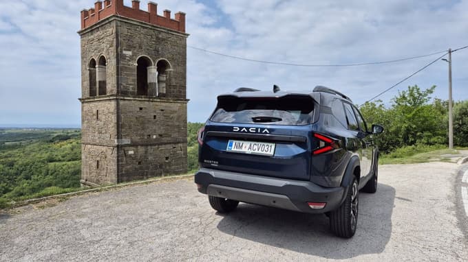 Z bigsterjem Dacia nagovarja kupce, ki jim je bil duster za odtenek premajhen.